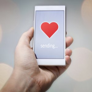 hand holding a cellphone